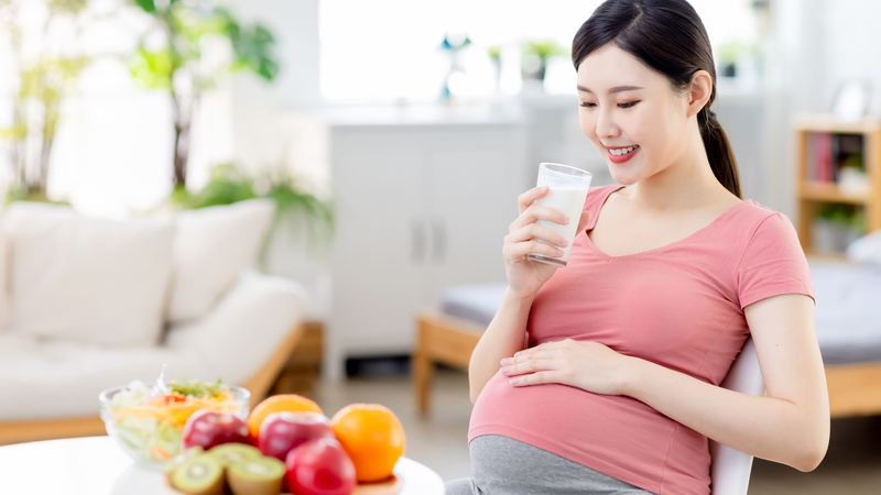 Nên duy trì chế độ ăn đầy đủ dinh dưỡng, cân đối giữa các nhóm chất để tăng cường sức khỏe cho mẹ và hỗ trợ sự phát triển của thai nhi