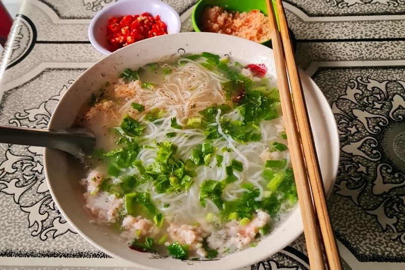 Phụ nữ sau sinh ăn bún được không? Mẹ cần lưu ý gì khi ăn bún?