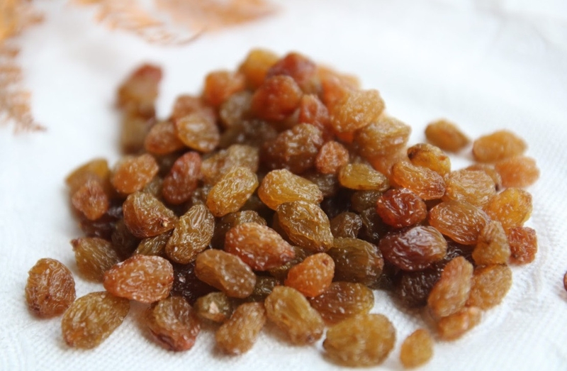 Phụ nữ sau sinh ăn nho khô được không? Vai trò của nho khô trong thời kỳ cho con bú 2