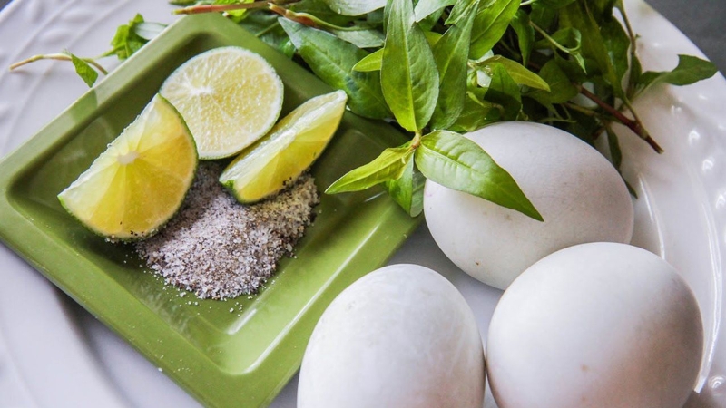 Phụ nữ sau sinh có ăn được trứng vịt lộn không