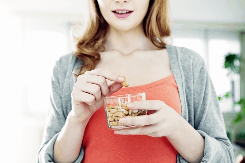 Phụ nữ sinh mổ ăn hạt điều được không? 2