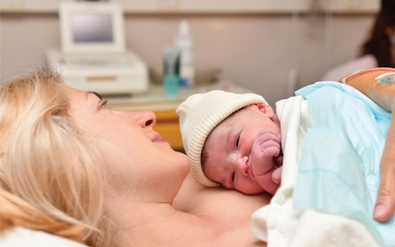 Phụ nữ sinh mổ uống nước đá được không? Những lưu ý các mẹ cần biết 3