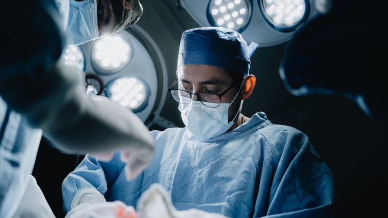 Phẫu thuật chỉnh hình cần được thực hiện và theo dõi bởi bác sĩ chuyên khoa
