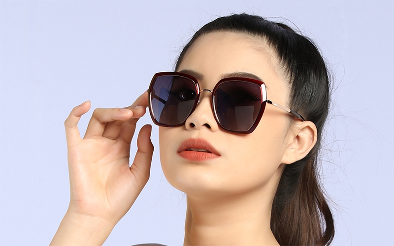 Mang kính và bảo vệ mắt sau khi phun mí mở tròng