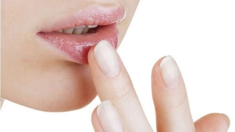 Vệ sinh môi nhẹ nhàng sau khi phun xăm môi.