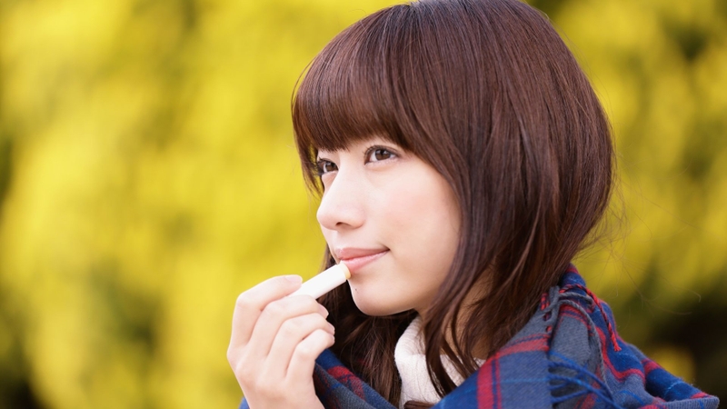 Chỉ nên bắt đầu dùng son dưỡng sau khi phun môi được một đến hai tuần