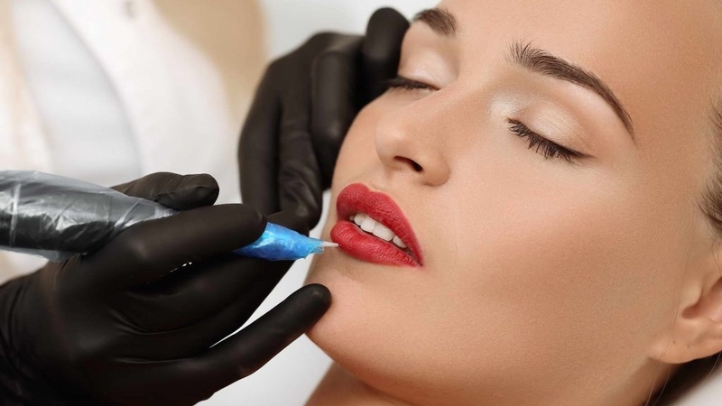 Phun môi sau 1 tháng màu chưa lên phải làm gì 1