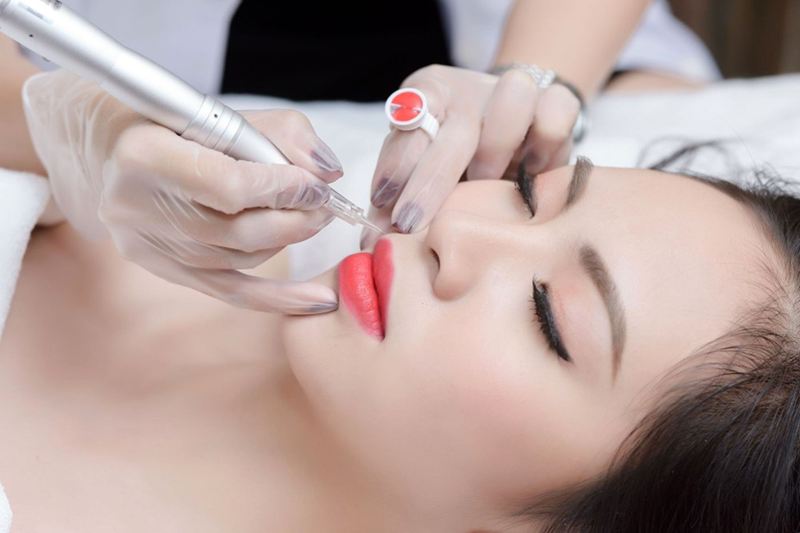 Phun môi thường và phun môi collagen khác nhau thế nào?