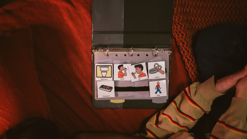 phuong-phap-aac-cho-tre-tu-ky-va-mot-so-thong-tin-can-biet 2.png