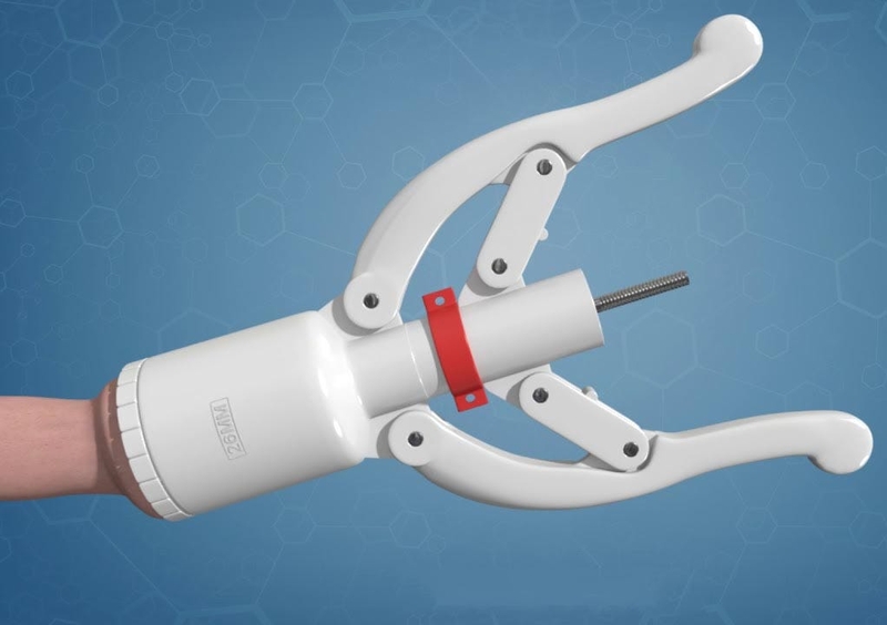 Phương pháp cắt bao quy đầu như thế nào? Lưu ý khi cắt bao quy đầu 3 Phương pháp cắt bao quy đầu bằng máy giúp giảm mức đau đớn  Cả hai phương pháp cắt bao quy đầu đều có những ưu điểm và nhược điểm riêng. Phương pháp truyền thống đã được sử dụng từ lâu và không đòi hỏi trang thiết bị phức tạp, nhưng thời gian phục hồi có thể kéo dài và mức độ đau đớn sau phẫu thuật có thể cao hơn. Trong khi đó, phương pháp bằng máy giúp giảm thiểu đau đớn và máu chảy trong quá trình phẫu thuật, thời gian phục hồi ngắn hơn nhưng lại yêu cầu trang thiết bị đắt tiền và kỹ thuật cao. Việc lựa chọn phương pháp thích hợp cần dựa vào tình trạng sức khỏe của người bệnh cũng như khả năng và kinh nghiệm của các bác sĩ.  Lưu ý khi cắt bao quy đầu  Việc chăm sóc sau phẫu thuật đóng vai trò quan trọng trong việc hỗ trợ vết thương nhanh phục hồi và giảm nguy cơ biến chứng. Dưới đây là một số điều bạn cần tuân thủ để chăm sóc vết thương tại nhà một cách hiệu quả và an toàn:  Luôn tuân thủ hướng dẫn của bác sĩ; Sử dụng thuốc giảm đau hay kháng viêm theo đúng chỉ định bác sĩ; Vết thương cần khoảng 7 - 10 ngày để lành, hãy nghỉ ngơi nhiều; Tránh việc đi bơi ít nhất trong vòng 14 ngày; Hạn chế quan hệ tình dục hoặc tiếp xúc với các kích thích tình dục; Vết thương vệ sinh bằng nước muối sinh lý, thay băng mỗi ngày; Bổ sung đa dạng thực phẩm giàu protein như thịt, cá, trứng, sữa; Không hút thuốc lá ít nhất trong 30 ngày; Hạn chế uống rượu bia; Đúng hẹn tái khám với bác sĩ hoặc liên hệ ngay nếu có bất kỳ triệu chứng bất thường.  Phương pháp cắt bao quy đầu như thế nào? Lưu ý khi cắt bao quy đầu 4 Hạn chế quan hệ tình dục khi mới cắt bao quy đầu  Do vậy, việc tuân thủ các hướng dẫn chăm sóc sau phẫu thuật là rất quan trọng để đảm bảo quá trình phục hồi diễn ra một cách thuận lợi và an toàn nhất cho người bệnh.  Qua bài viết trên, ta có thể nhấn mạnh sự quan trọng của việc hiểu rõ về phương pháp cắt bao quy đầu cũng như các lưu ý quan trọng khi thực hiện quá trình này. Việc thực hiện phẫu thuật cắt bao quy đầu đòi hỏi sự cẩn thận và chu đáo từ phía bác sĩ và người bệnh. Bằng cách tuân thủ các hướng dẫn và khuyến nghị, người bệnh có thể đạt được kết quả tốt nhất trong quá trình phục hồi sau phẫu thuật. Đồng thời, việc tìm hiểu kỹ về phương pháp cũng như tìm kiếm sự tư vấn từ các chuyên gia y tế là điều cực kỳ quan trọng trước khi quyết định tiến hành phẫu thuật 3