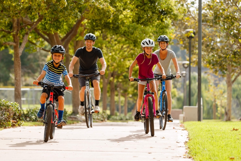 Các hoạt động thể thao như đạp xe, bơi lội, đá bóng, trượt patin,... rất hữu ích trong việc giúp bé giảm cân