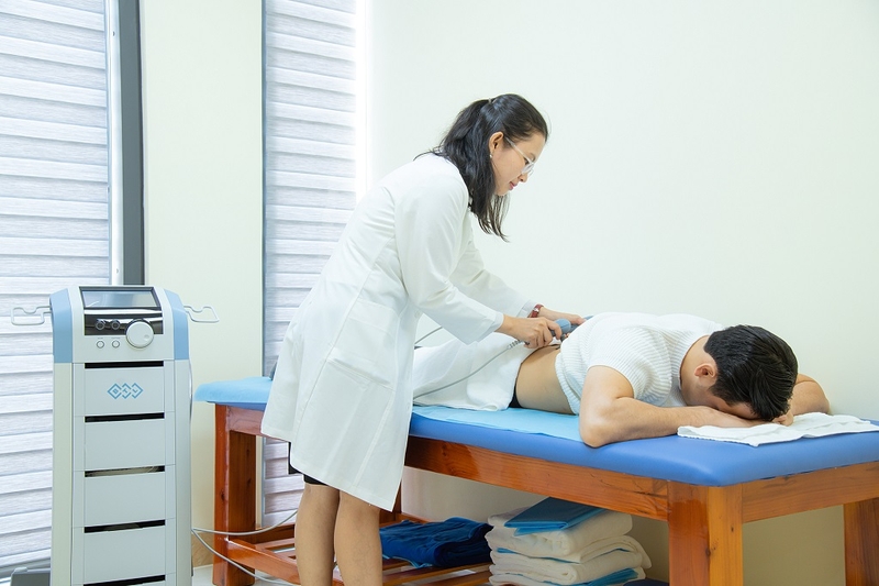 Phương pháp mổ vi phẫu thoát vị đĩa đệm có những ưu điểm gì 3