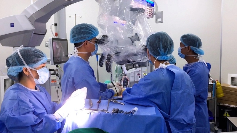 Phương pháp mổ vi phẫu thoát vị đĩa đệm có những ưu điểm gì 2