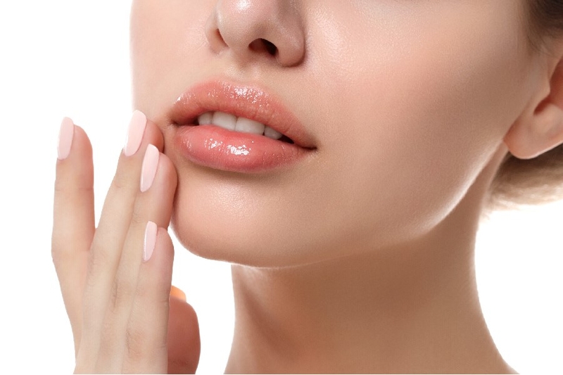 Thận trọng tránh các tác dụng ngoại ý khi phun môi phủ bóng collagen