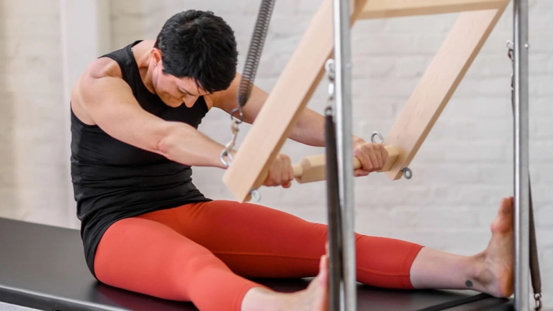 Push Through sử dụng thanh đẩy để hỗ trợ kéo giãn và tăng sức mạnh cho cơ bụng, cơ lưng và vai