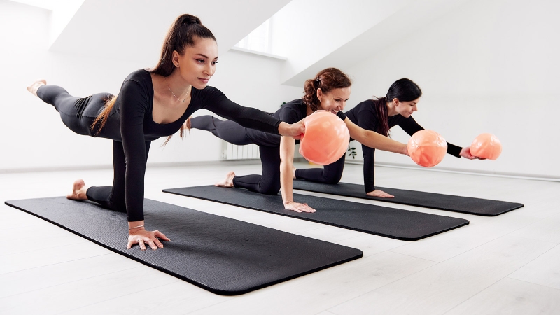 Pilates mat là hình thức tập pilates trên thảm, không sử dụng các thiết bị lớn
