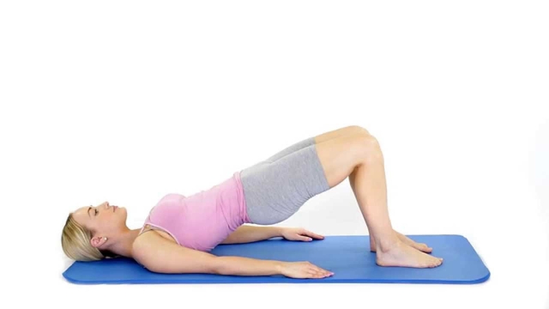 Bài tập cây cầu trong Pilates mat