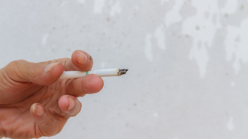 Hạn chế hút thuốc và bảo vệ giọng nói giúp giảm kích thích thanh quản