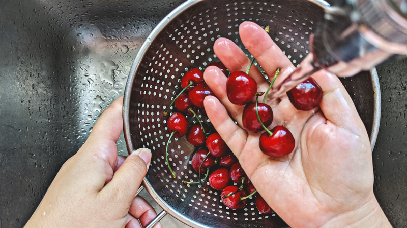 Cần rửa kỹ quả anh đào dưới vòi nước chảy trước khi ăn