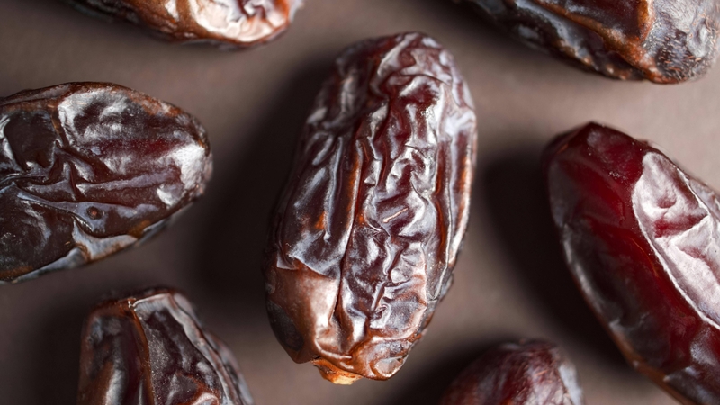 Chà là khô thường có vị ngọt đậm hơn và thời gian bảo quản lâu hơn so với chà là tươi