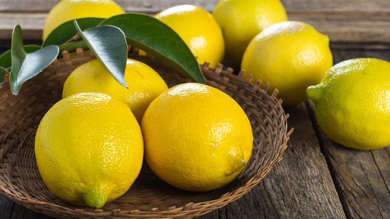 Chanh chứa nhiều axit citric có thể giúp làm mềm các mảng bám trên răng