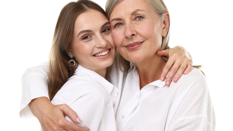 Dâu tằm chứa resveratrol, hoạt chất thực vật giúp bảo vệ tế bào da trước tia UV, nhờ đó hỗ trợ làm chậm lão hóa khi kết hợp chăm sóc da hợp lý