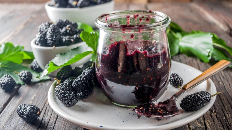 Dâu tằm có thể làm siro, dùng pha nước uống hoặc làm topping cho món tráng miệng