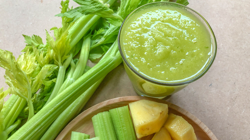 Sinh tố dứa kết hợp cần tây giúp cân bằng điện giải và hỗ trợ thận hoạt động hiệu quả hơn