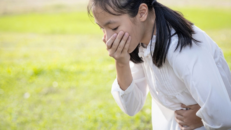 Triệu chứng thường gặp là buồn nôn, nôn, đau bụng, tiêu chảy và mệt mỏi