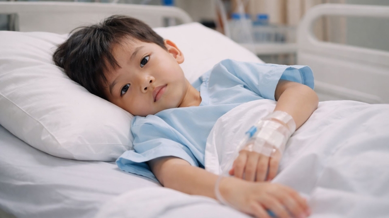 Đưa trẻ đến cơ sở y tế khi phát hiện trẻ đã ăn quả hồng trâu