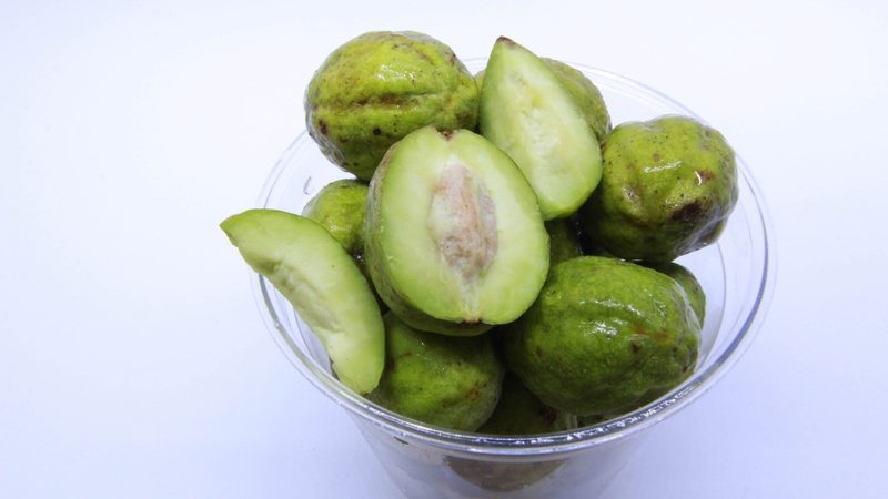 Hỗ trợ giảm ho và làm dịu cổ họng là công dụng nổi tiếng nhất của quả kha tử