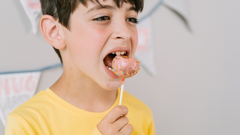 Ăn nhiều đồ ngọt và vệ sinh răng miệng kém làm sâu răng tiến triển nhanh hơn