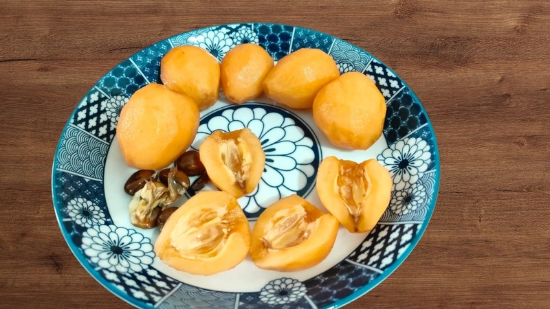 Nên loại bỏ hạt quả tỳ bà trước khi ăn để đảm bảo an toàn