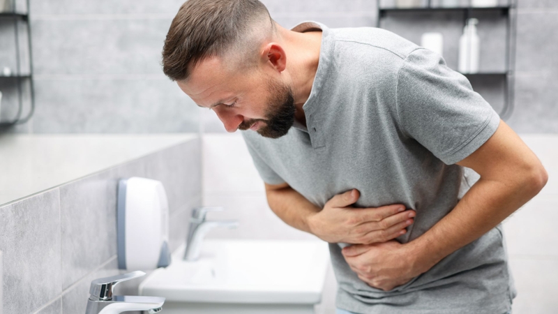 Quả xương rồng cần được bỏ vỏ và gai hoàn toàn trước khi ăn, nếu không có thể gây kích ứng niêm mạc và ảnh hưởng tiêu hóa