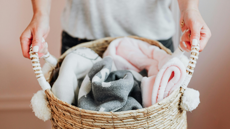 Quần áo mới chưa giặt có thể còn tồn dư hóa chất và vi sinh vật trên vải