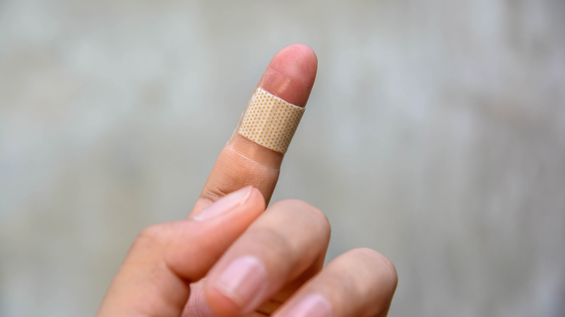 Vết thương hở trên tay có thể làm tăng khả năng phơi nhiễm khi tiếp xúc máu
