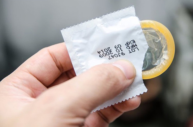 Lưu ý khi sử dụng bao cao su trong quan hệ lần đầu