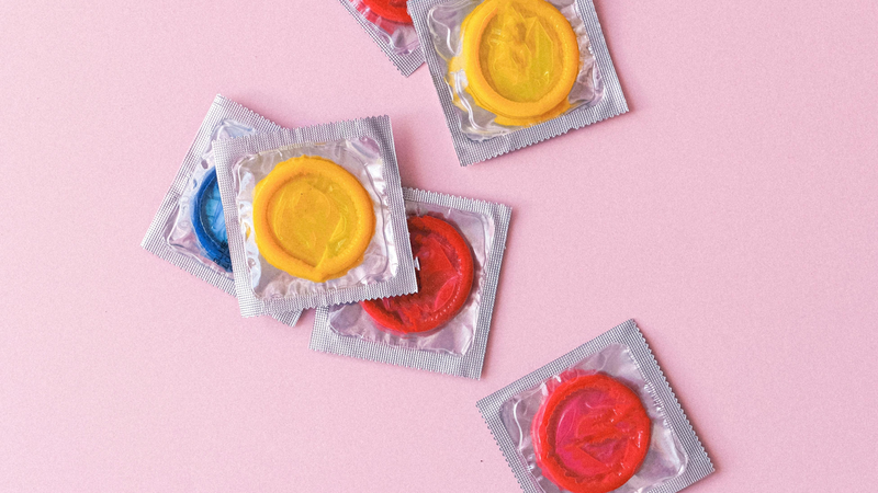 Dị ứng bao cao su hoặc dung dịch vệ sinh có thể gây kích ứng vùng kín