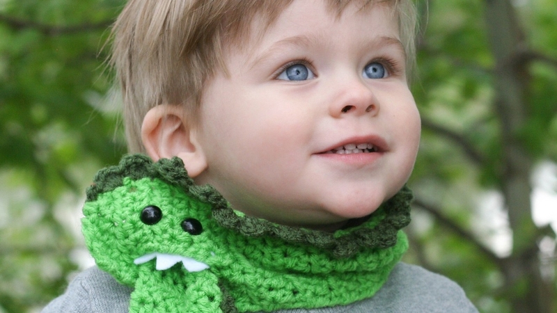 Quàng khăn cổ cho bé giúp giữ ấm và bảo vệ sức khỏe của trẻ, đặc biệt là khi giao mùa