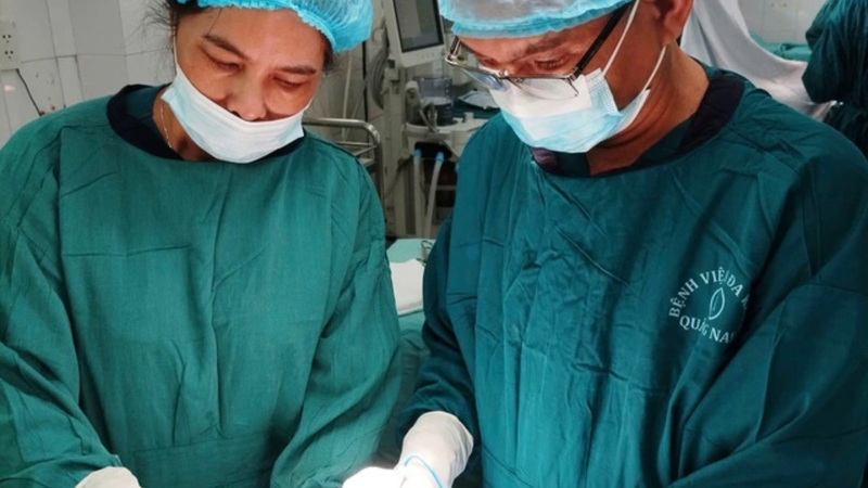 Vết thương sâu hai bên cổ, nguy cơ tổn thương mạch máu lớn