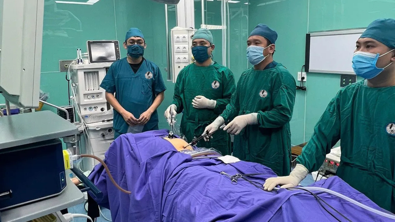 Các bác sĩ đang phẫu thuật cho bệnh nhân bị thủng ruột non do nuốt xương cá