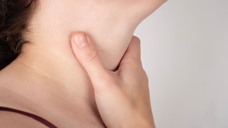 Ngậm quất hồng bì kèm muối hạt giúp làm dịu niêm mạc họng, tiêu viêm và giảm ho rõ rệt