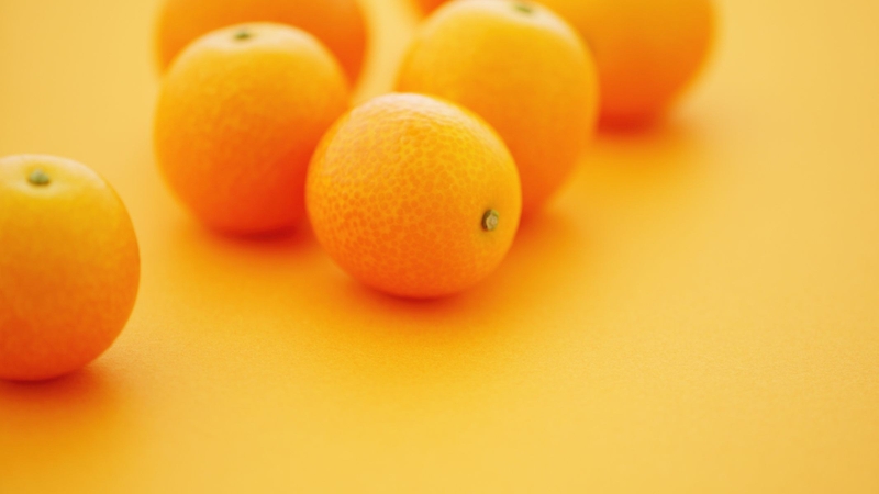 Dù quả hồng bì có vị ngọt, dễ dùng, nhưng đối với trẻ dưới 2 tuổi, cần hỏi ý kiến bác sĩ để tránh nguy cơ kích ứng