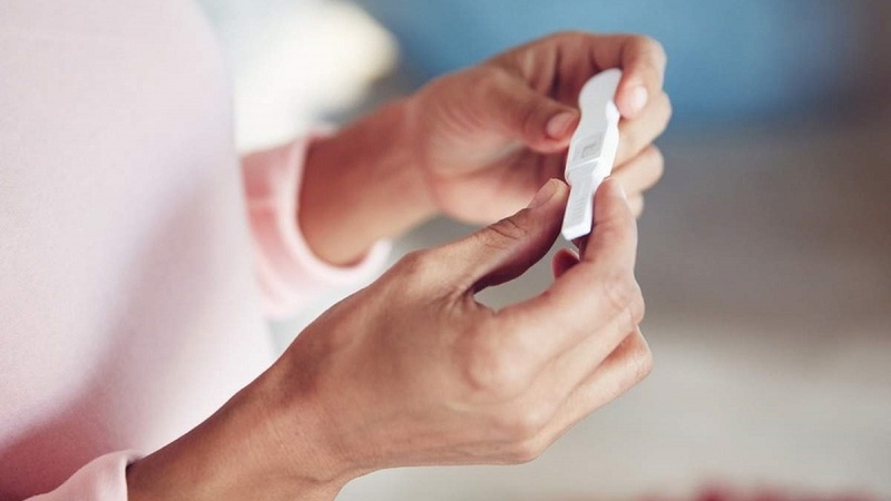 Que thử thai 1 vạch đậm 1 vạch mờ thai đã vào tử cung chưa? 2