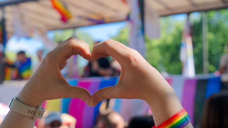 Tránh sử dụng queer với giọng điệu đùa cợt, mỉa mai hoặc mang tính đánh giá