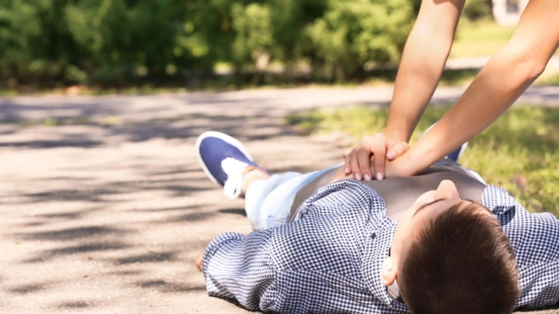 Không dừng CPR quá 10 giây giữa các chu kỳ là lưu ý quan trọng khi hồi sức tim phổi