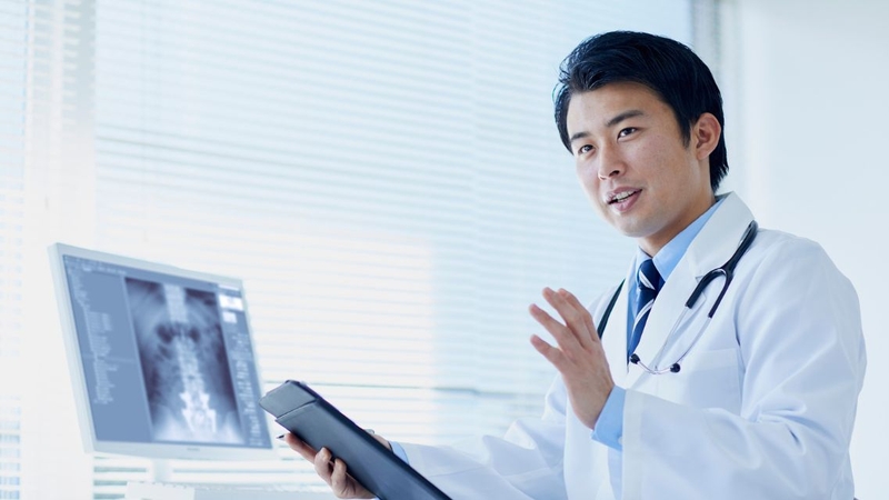 Sau khi lấy mẫu và xét nghiệm xong, bác sĩ là người đọc kết quả để đảm bảo sự chính xác