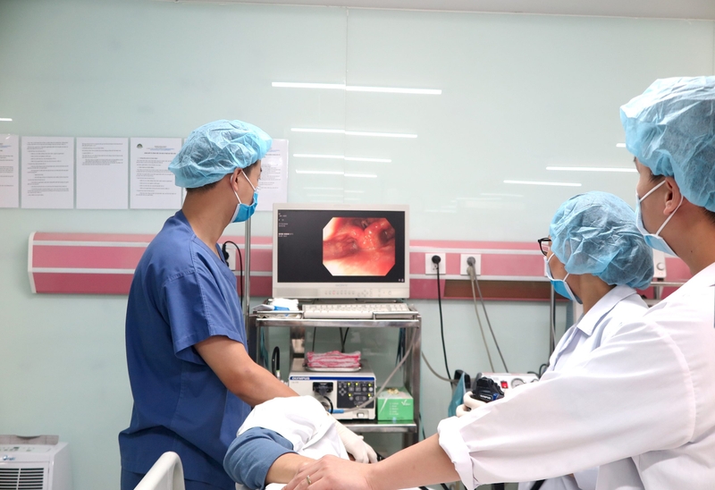 quy-trinh-noi-soi-can-thiep-cam-mau-duoc-thuc-hien-nhu-the-nao 3.jpg