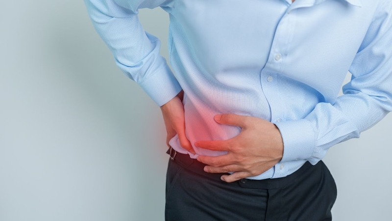 Sau tán sỏi, người bệnh có thể gặp đau nhẹ hoặc tiểu máu thoáng qua