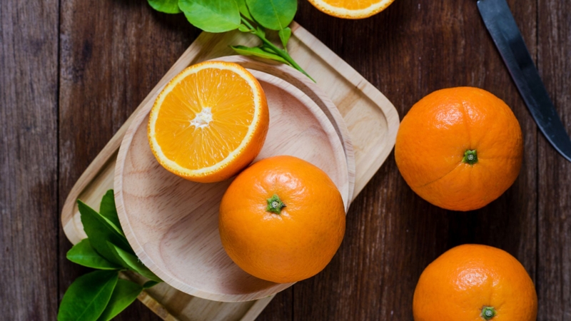 Khi so sánh ở cùng khối lượng, cam cung cấp vitamin C nhiều hơn quýt